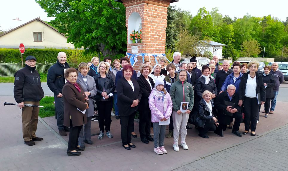 Zespol Wrzos wraz z uczestnikami majówki na tle kapiliczki na Piaskach w Niepołomicach
