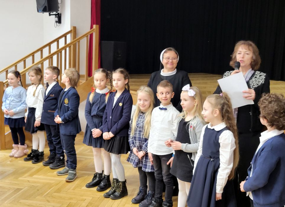 grupa dzieci przed sceną recytatorzy konkursu poezji religijnej
