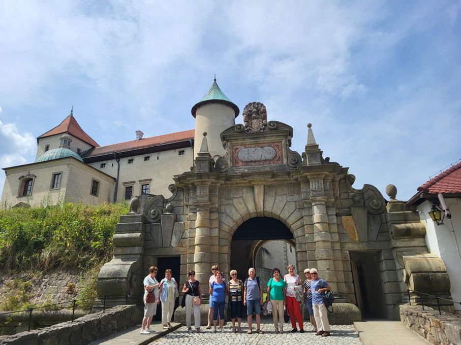 grupa osób przed brama zamku w Wisniczu