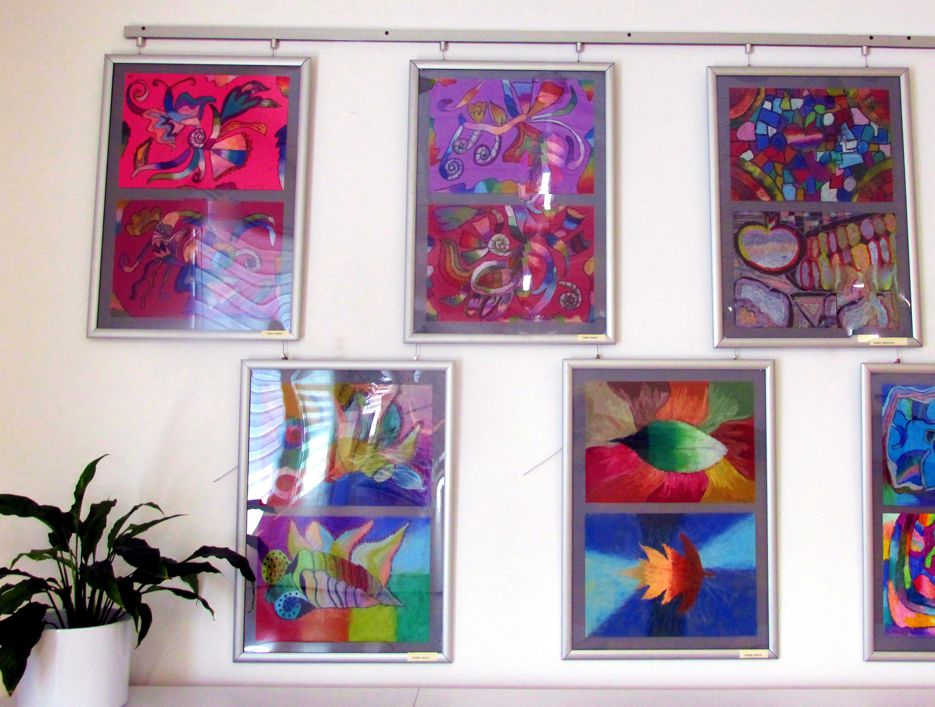 pięć abstrakcyjnych obrazów wiszących na ścianie